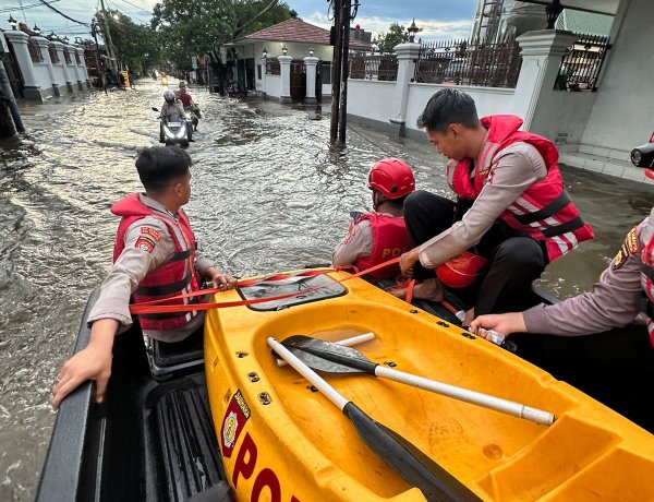 Aksi Heroik 'Polisi Penolong', Detasemen Perintis Terjang Banjir Cilincing Evakuasi Warga